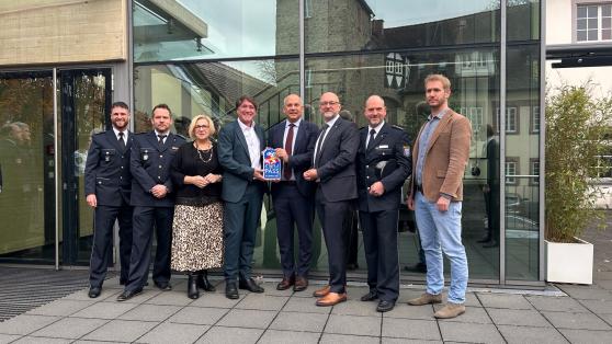 Bildunterschrift (v.l.n.r.): Kriminaloberkommissar Hofmann (Führungsgruppe, Polizeidirektion Bergstraße), Kriminaldirektor Henne (Polizeidirektion Bergstraße), Landtagsabgeordnete Birgit Heitland, Bürgermeister Zwingenberg Dr. Sebastian Clever, Innenminister Roman Poseck sowie Christian Vögele (Polizeipräsident Südhessen), Kriminalhauptkommissar Runzheimer (Schutzmann vor Ort) und Florian Diry (Ordnungsamt Zwingenberg)